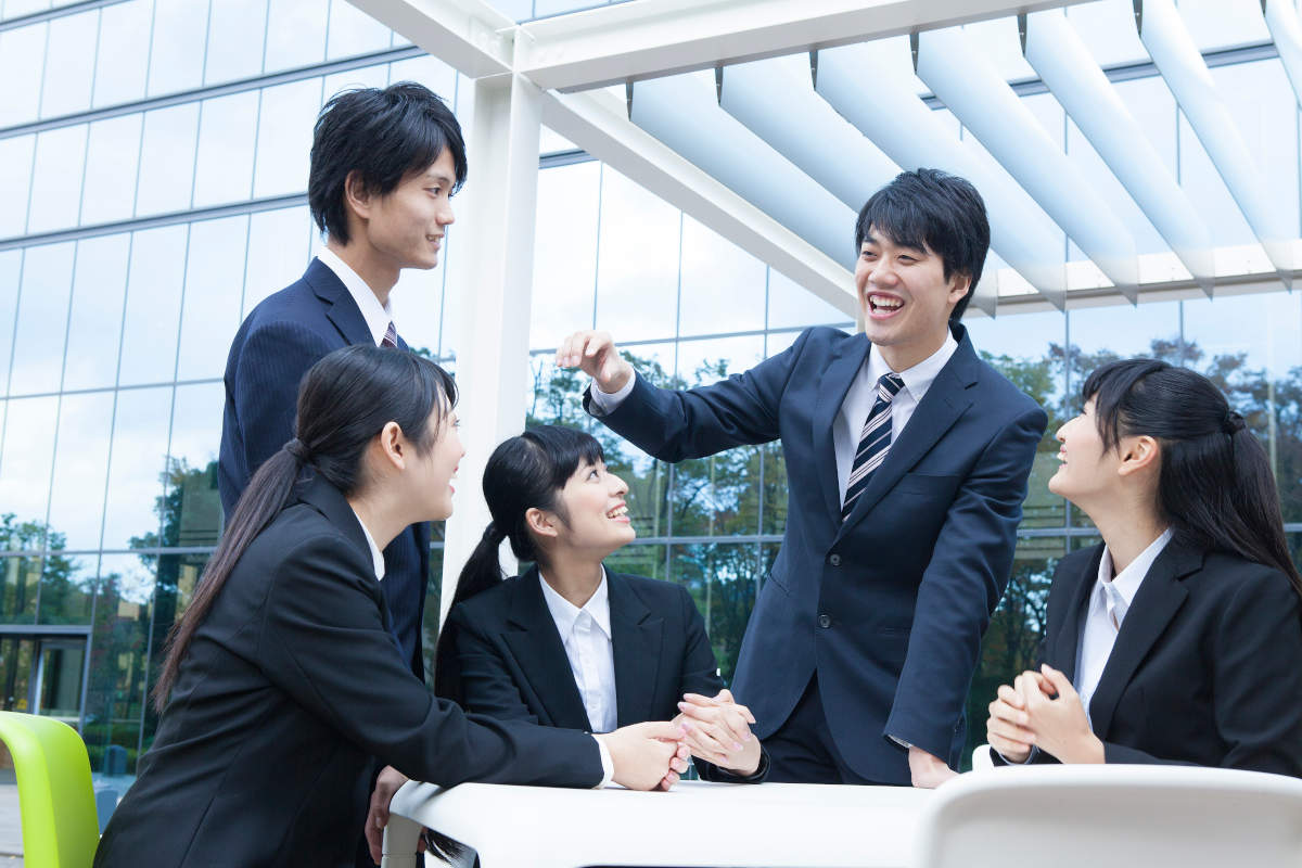 ニッケンで発見！_コラム_談笑する就活生の画像