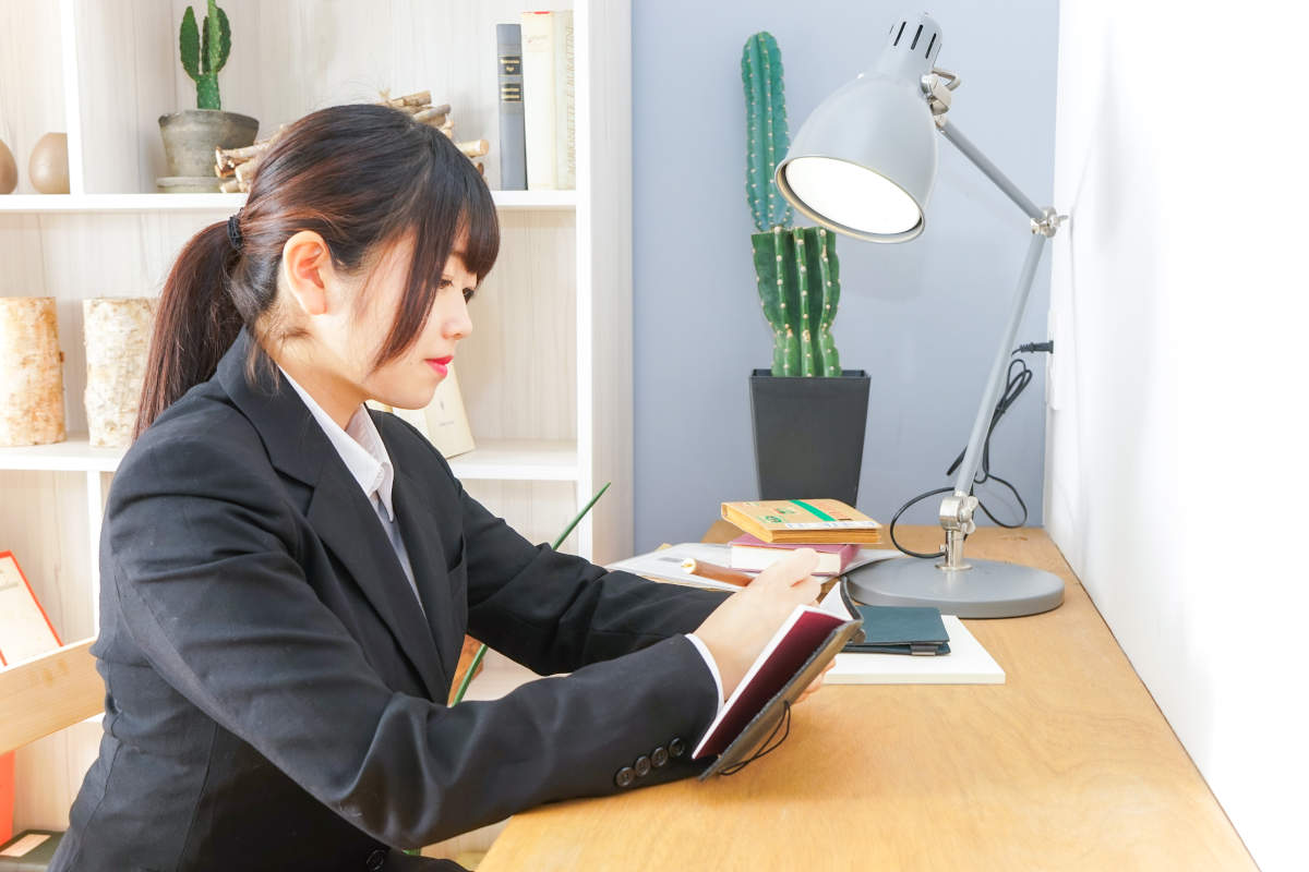 ニッケンで発見！_コラム_勉強をする就活生女子の画像