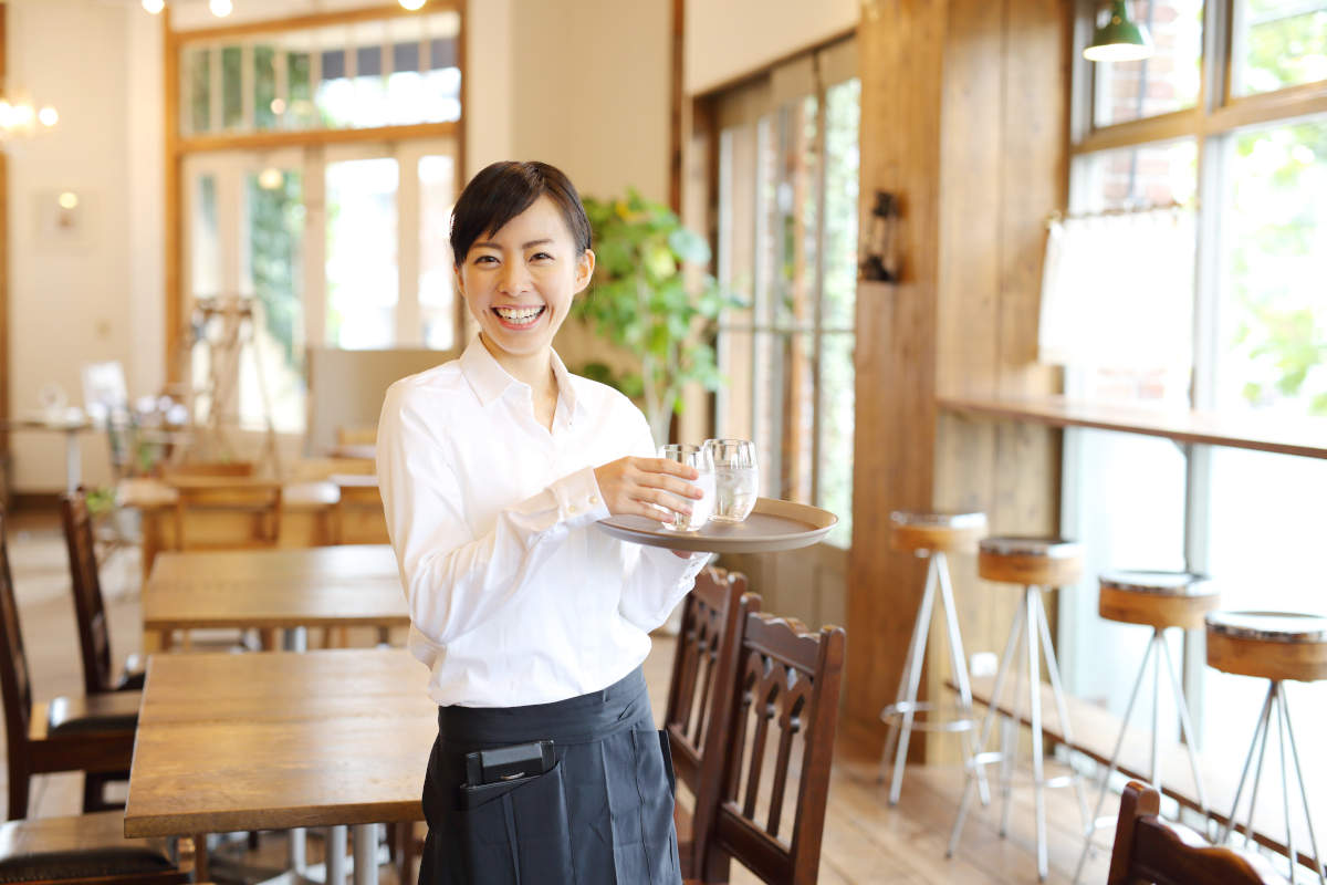 カフェの女性店員