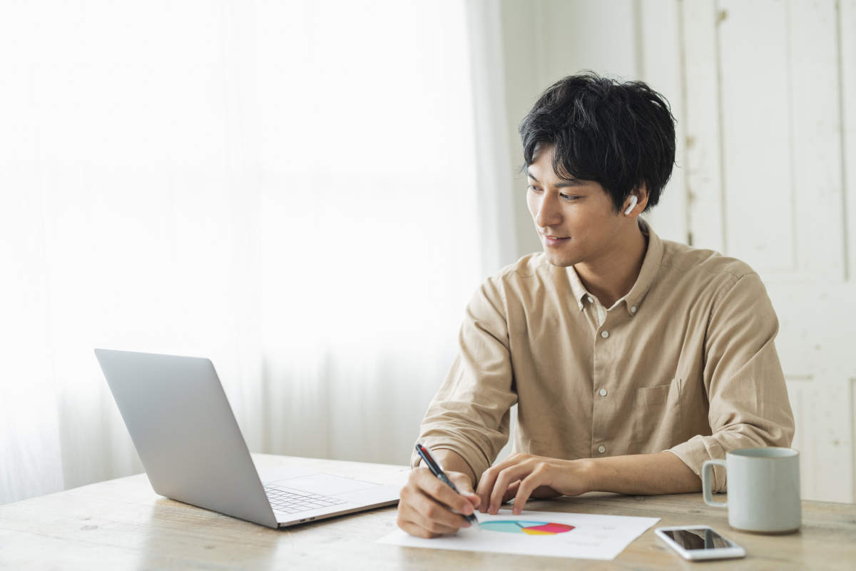 パソコンを見ながら作業をする男性