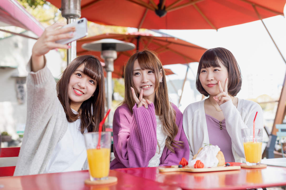 ニッケンで発見！_コラム_記念撮影をする3人の女性の画像