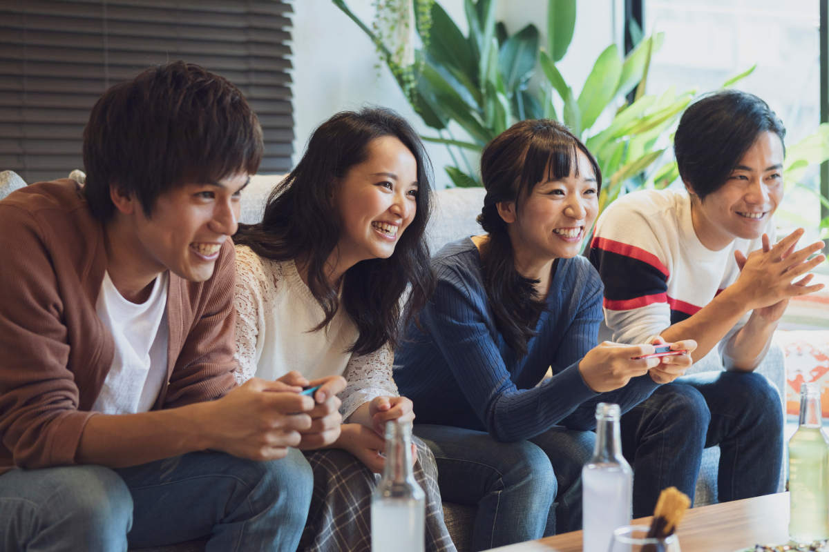 ニッケンで発見！_コラム_テレビゲームをする若者グループの画像
