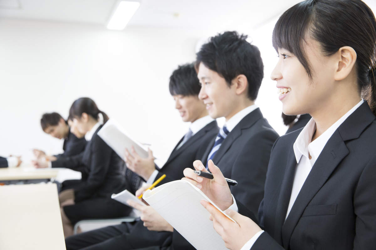 ニッケンで発見！_コラム_ノートを取る就活生女子の画像