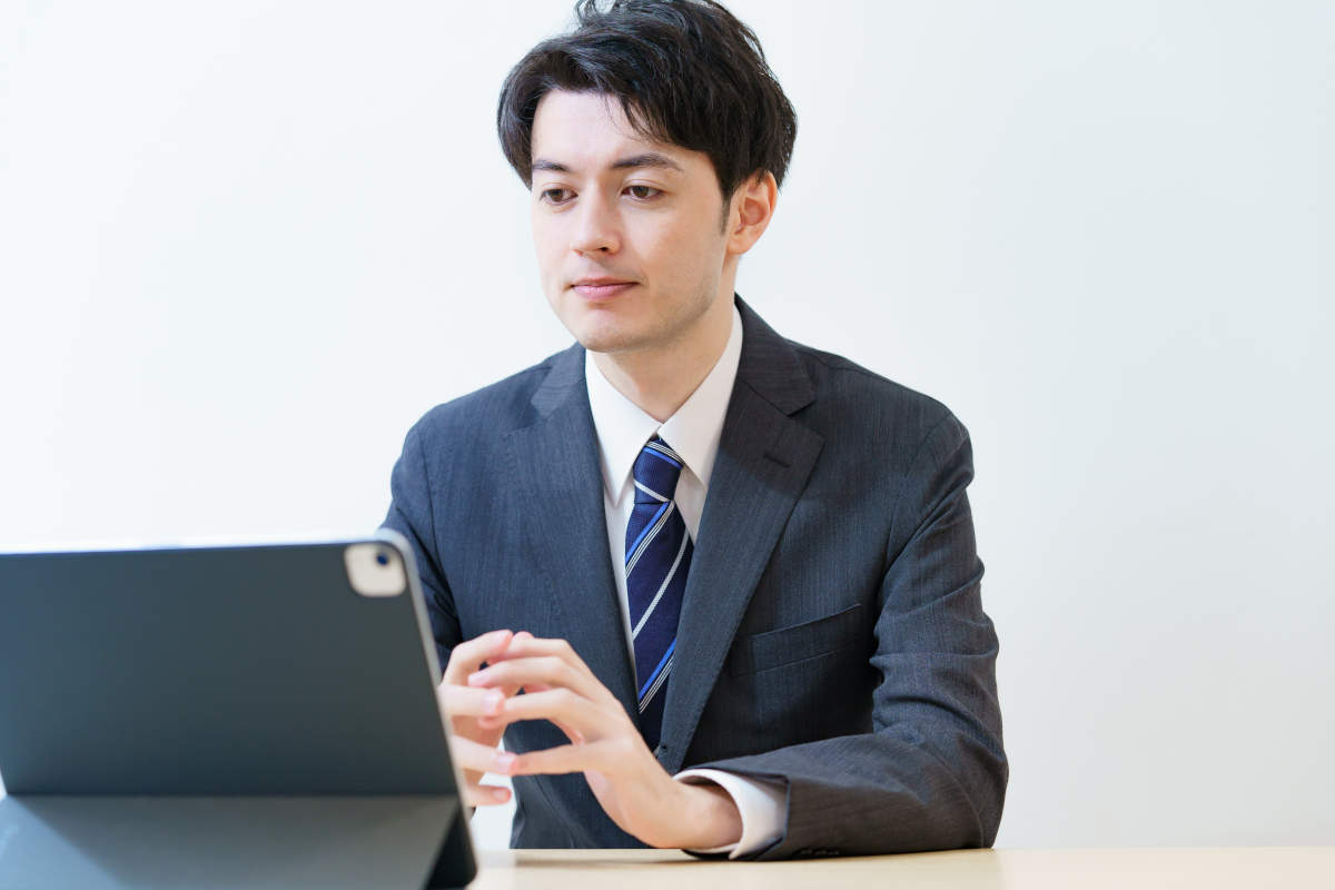 PCを見ている男性