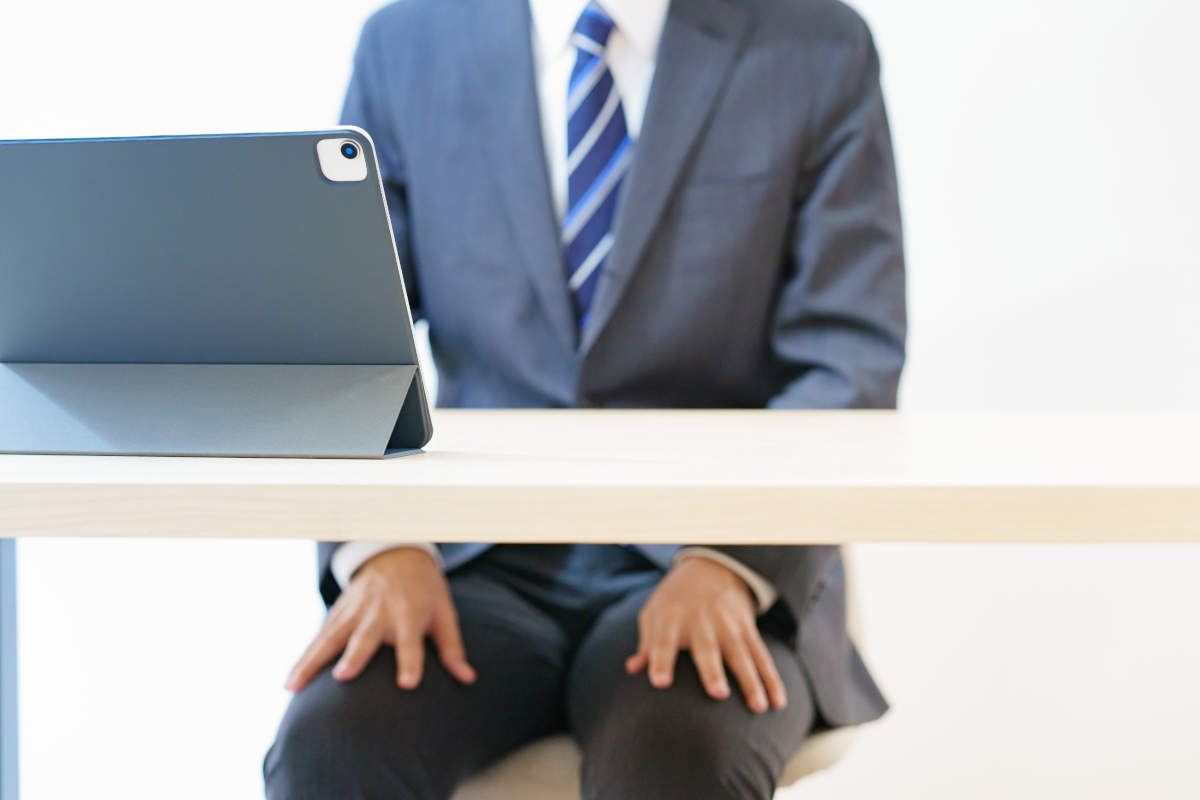 オンライン面接を受けている男性