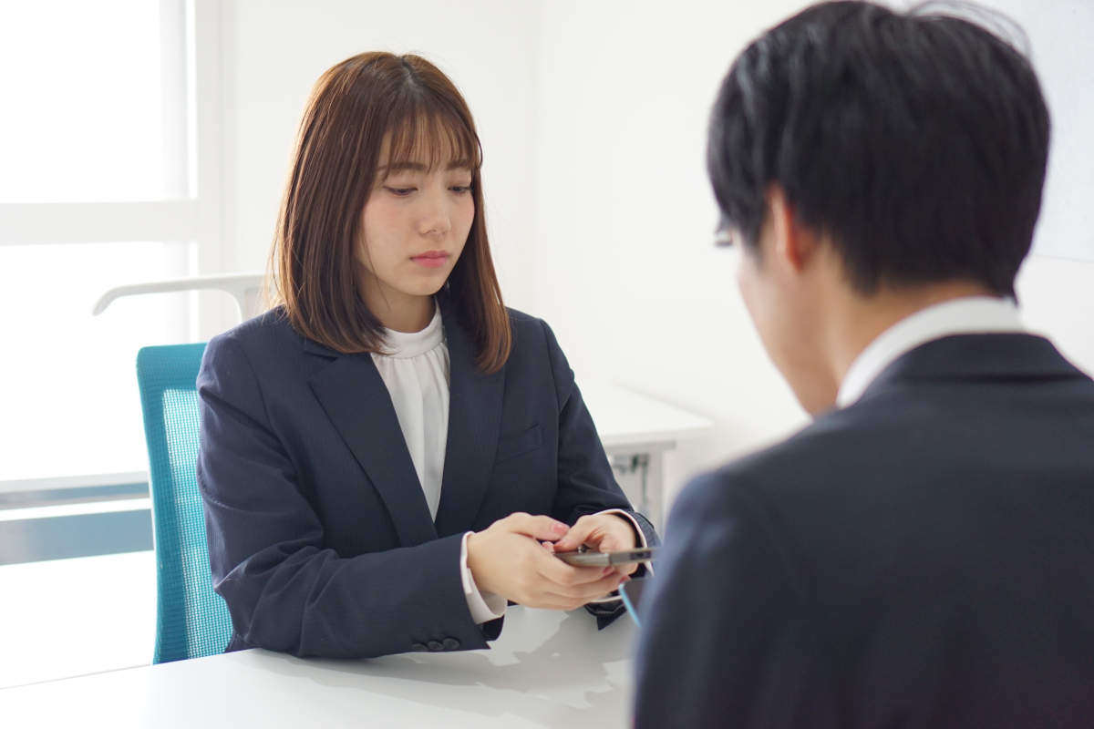 携帯電話を操作する女子就活生