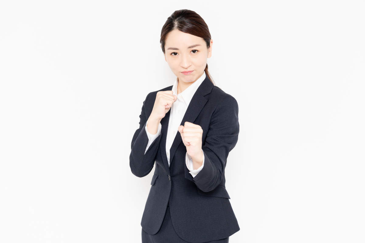 ファイティングポーズをする女子就活生
